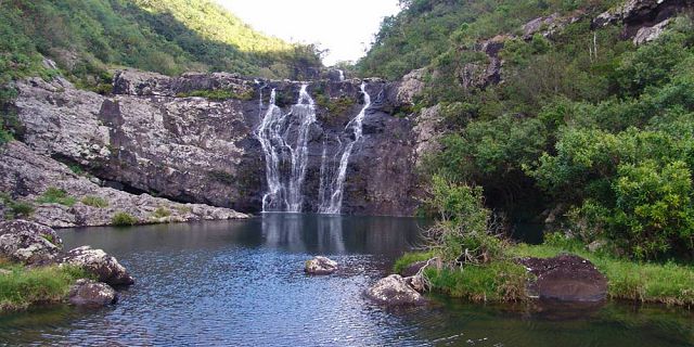 Canyoning cascade tamarind falls nature hiking trip mauritius (13)